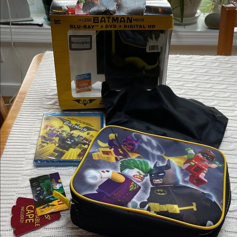 New Lego Batman Movie Blu-Ray and DVD lunchbox removable cape 2017 Warner Bros